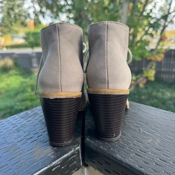 Restricted Women’s Gray Taupe Lace Up Heeled Booties‎ Size 6.5 - Picture 6 of 10